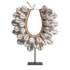 Figura Conchas de estilo étnico fabricado en resina en color blanco combinado con hierro en color marrón y concha. Fibra natural. Producto desmontable.