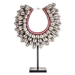 Figura Collar inga de estilo étnico fabricado en resina en color marfil combinado con concha y hierro en color negro. Fibra natural.