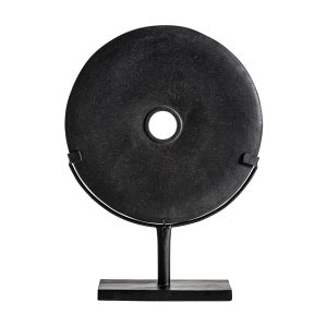 Figura decorativa de estilo nórdico fabricado en piedra en color negro combinado con hierro en color negro. Piedra de rio. Producto desmontable.