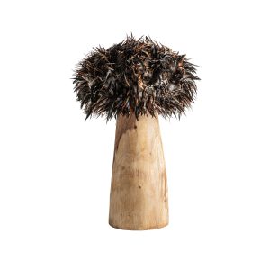 Lámpara de sobremesa Ghedas de estilo étnico fabricado en madera de teka en color marrón claro con acabado envejecido combinado con plumas en color marrón. Producto elevable.