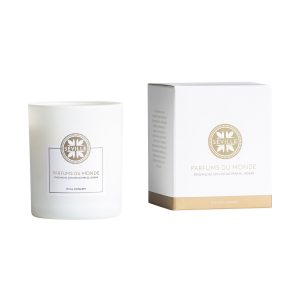 Vela Sevilla de estilo clásico fabricado en cera en color blanco combinado con vidrio. Aroma de jazmín.