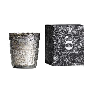 Vela Tierra de estilo clásico fabricado en cera en color plata con acabado viejo combinado con vidrio.