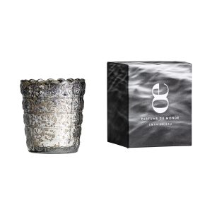 Vela Agua de estilo clásico fabricado en cera en color plata con acabado viejo combinado con vidrio.