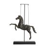 Figura decorativa Caballo de estilo contemporáneo fabricado en madera tropical en color gris con acabado envejecido combinado con bronce. Producto desmontable.
