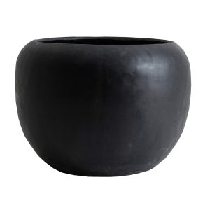 Macetero Blaghe de estilo colonial fabricado en terracota en color negra.