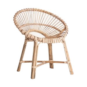 Sillón Chilaw de estilo contemporáneo fabricado en ratán en color marrón.