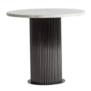Mesa auxiliar Coen de estilo contemporáneo fabricado en mármol sintético en color blanco combinado con acero en color negro.