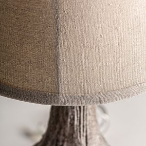 Lámpara de sobremesa de estilo contemporáneo fabricado en resina en color marrón con acabado envejecido combinado con yute. Producto desmontable.
