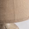 Lámpara de sobremesa de estilo provenzal fabricado en resina en color marrón con acabado envejecido combinado con yute. Producto desmontable.