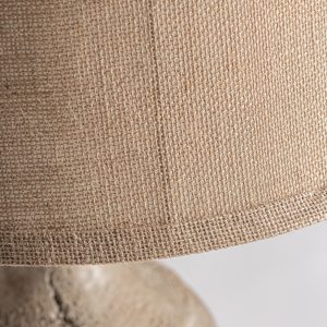 Lámpara de sobremesa de estilo provenzal fabricado en resina en color marrón con acabado envejecido combinado con yute. Producto desmontable.