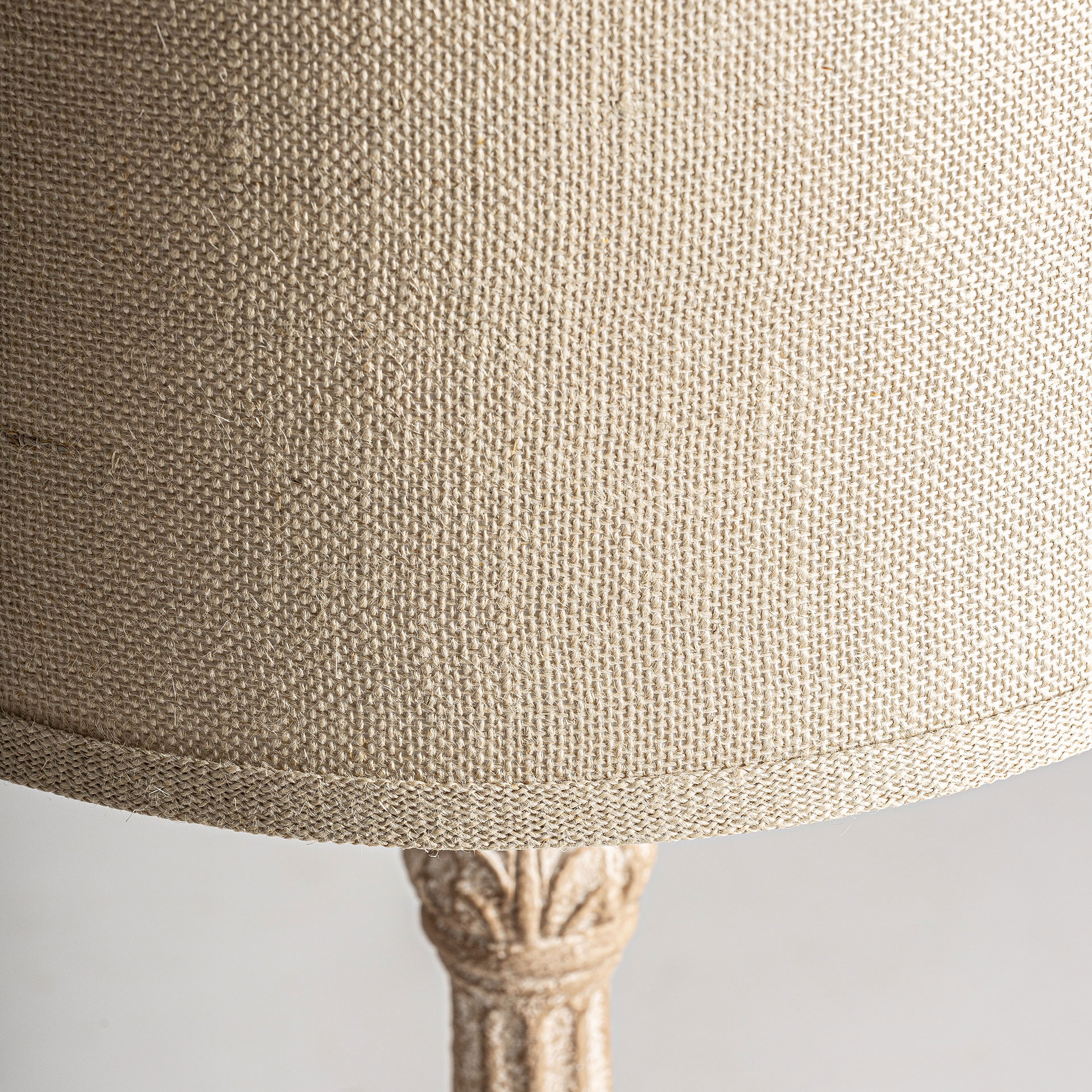 Lámpara de sobremesa de estilo provenzal fabricado en resina en color marrón combinado con algodón en color beige. Producto desmontable.