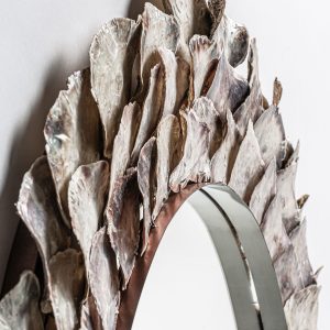 Espejo Inga de estilo nórdico fabricado en acero en color marfil combinado con concha y espejo. Concha de ostra.