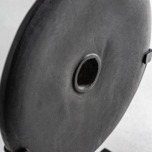 Figura decorativa de estilo nórdico fabricado en piedra en color gris combinado con hierro en color negro. Piedra de rio. Producto desmontable.