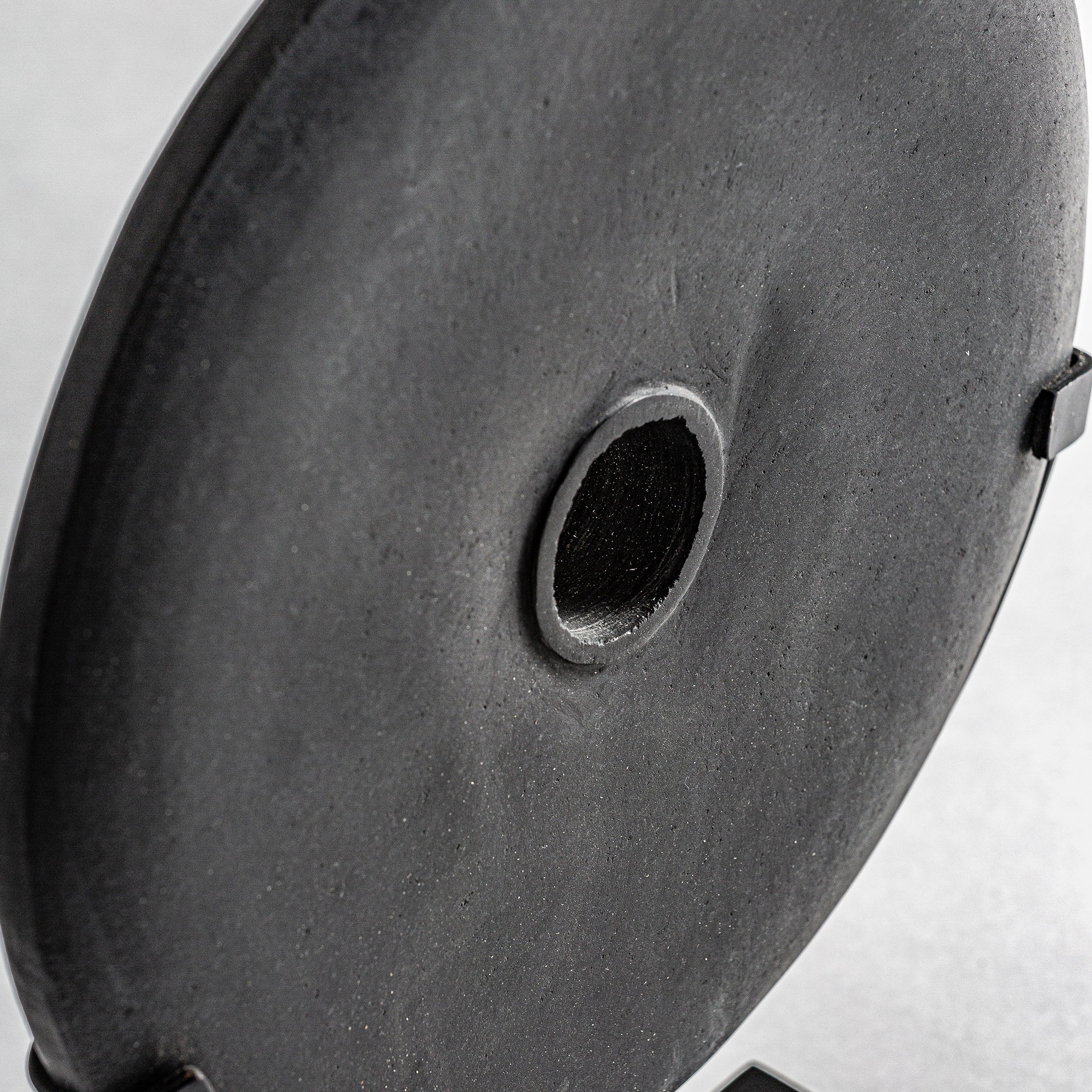 Figura decorativa de estilo nórdico fabricado en piedra en color gris combinado con hierro en color negro. Piedra de rio. Producto desmontable.