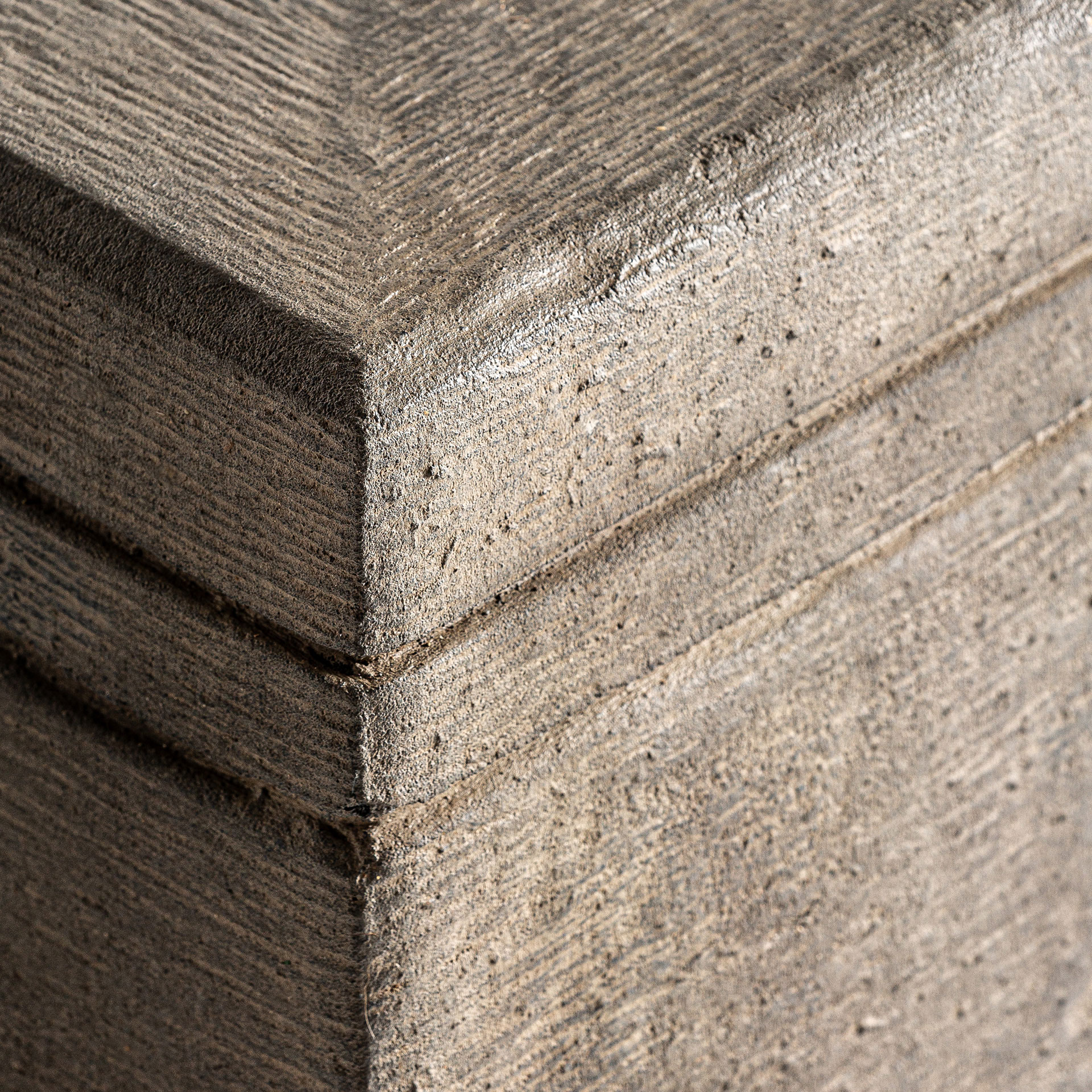 Base Gela de estilo shabby chic fabricado en cemento en color gris.