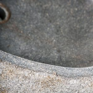 Lavabo Tauro de estilo contemporáneo fabricado en piedra en color arena.