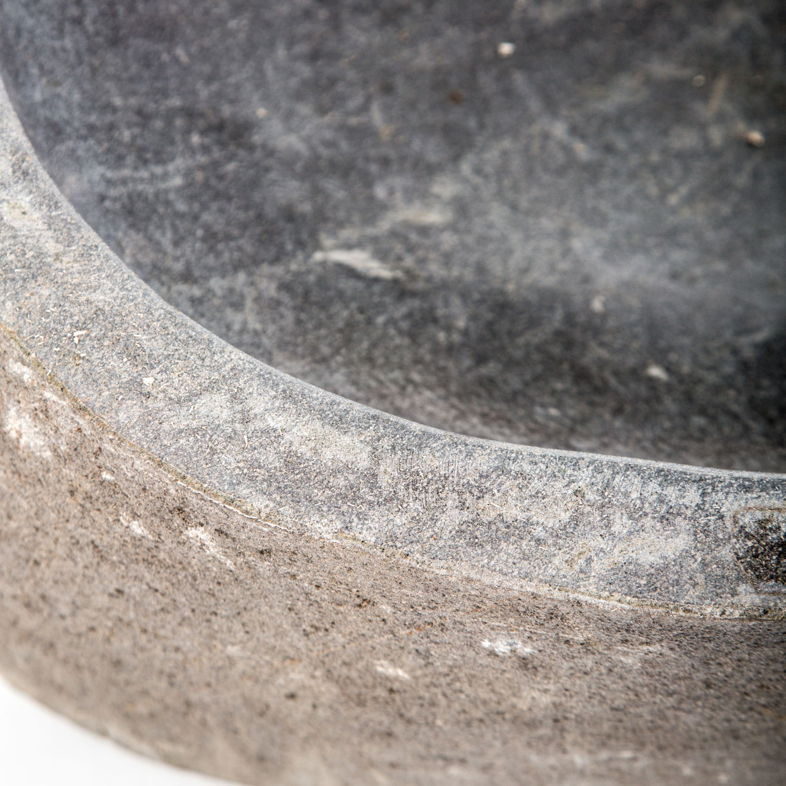 Lavabo Acuario de estilo contemporáneo fabricado en piedra en color gris en color natural.