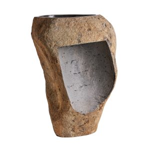 Lavabo Escorpión de estilo vintage fabricado en piedra en color marrón con acabado envejecido.