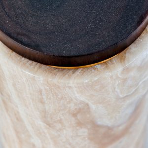 Caja j 2 Daily de estilo colonial fabricado en onix en color tonos en marrón.