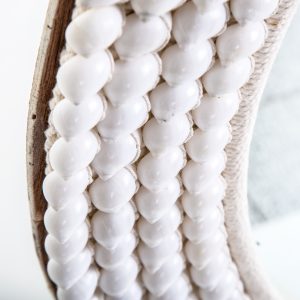 Espejo Glashe de estilo nórdico fabricado en cuerda en color blanco combinado con concha en color blanco y espejo.