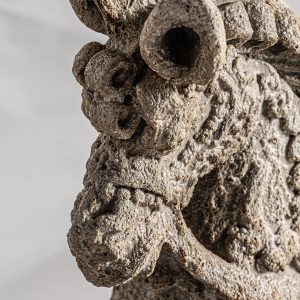 Figura decorativa Caballo de estilo oriental fabricado en terracota en color tonos en verde con acabado envejecido.