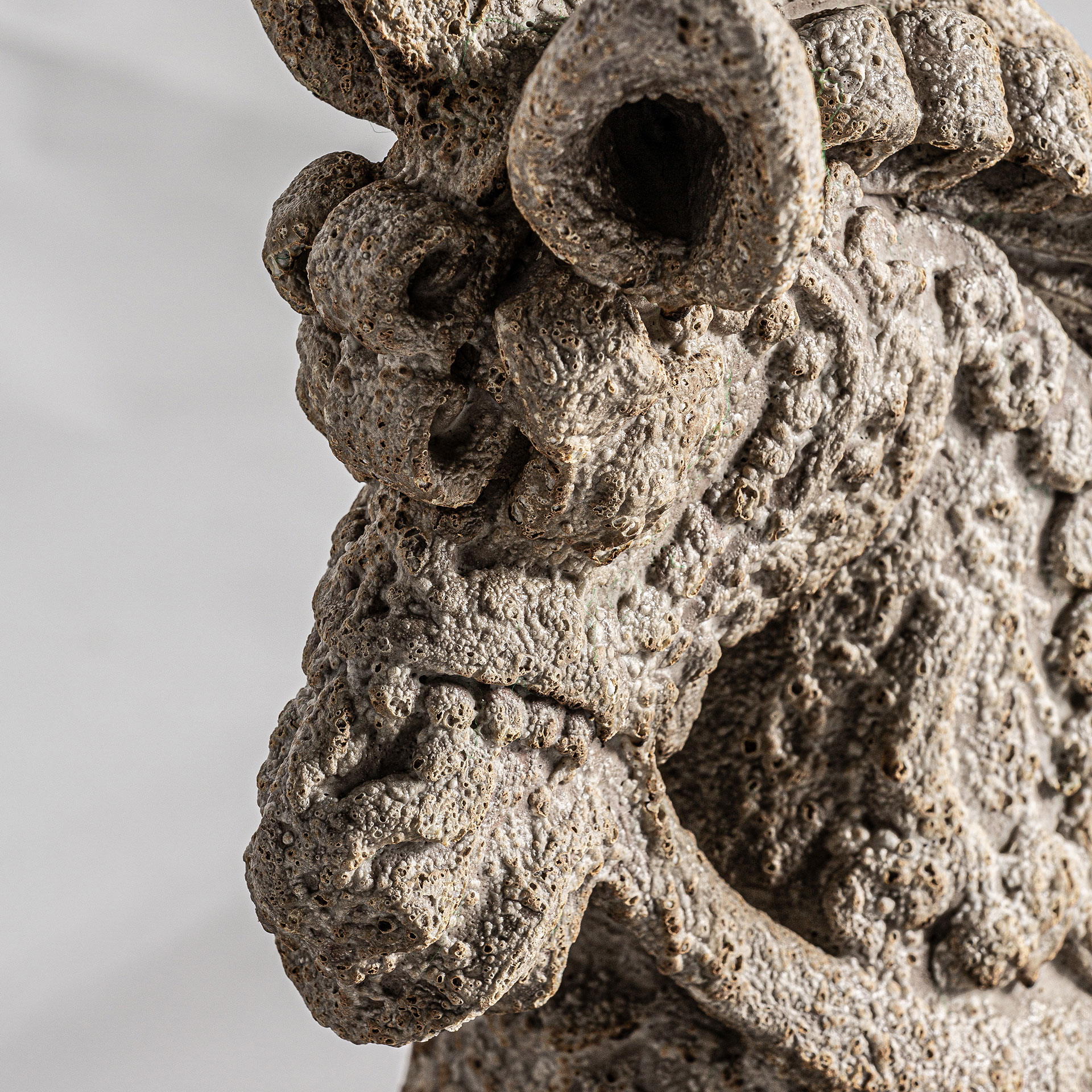 Figura decorativa Caballo de estilo oriental fabricado en terracota en color tonos en verde con acabado envejecido.