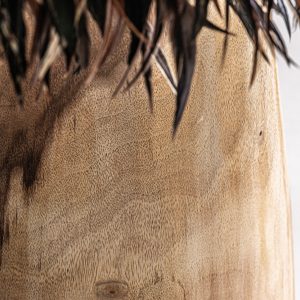 Lámpara de sobremesa Ghedas de estilo étnico fabricado en madera de teka en color marrón claro con acabado envejecido combinado con plumas en color marrón. Producto elevable.