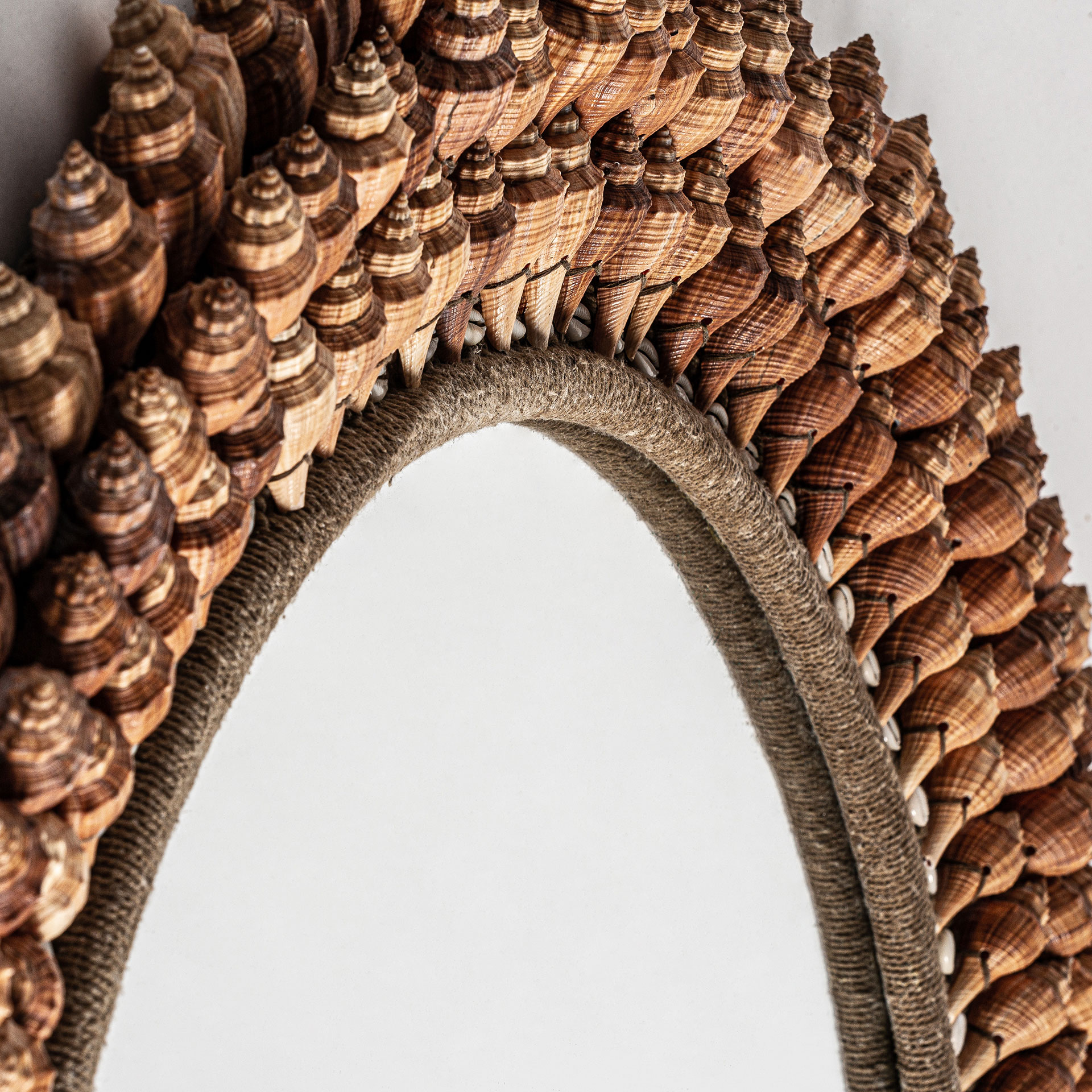 Espejo Caracolas de estilo étnico fabricado en madera dm en color tonos en marrón combinado con concha en color marrón y espejo.