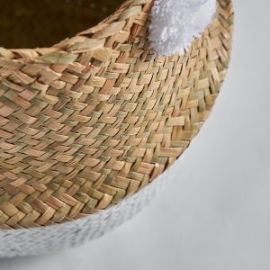 Cesto Amalia de estilo vintage fabricado en ratán en color marrón combinado con algodón en color blanco.