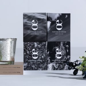 Vela Agua de estilo clásico fabricado en cera en color plata con acabado viejo combinado con vidrio.