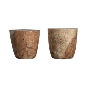 Mesa auxiliar Chitsa de estilo étnico fabricado en madera tropical en color marrón con acabado envejecido.