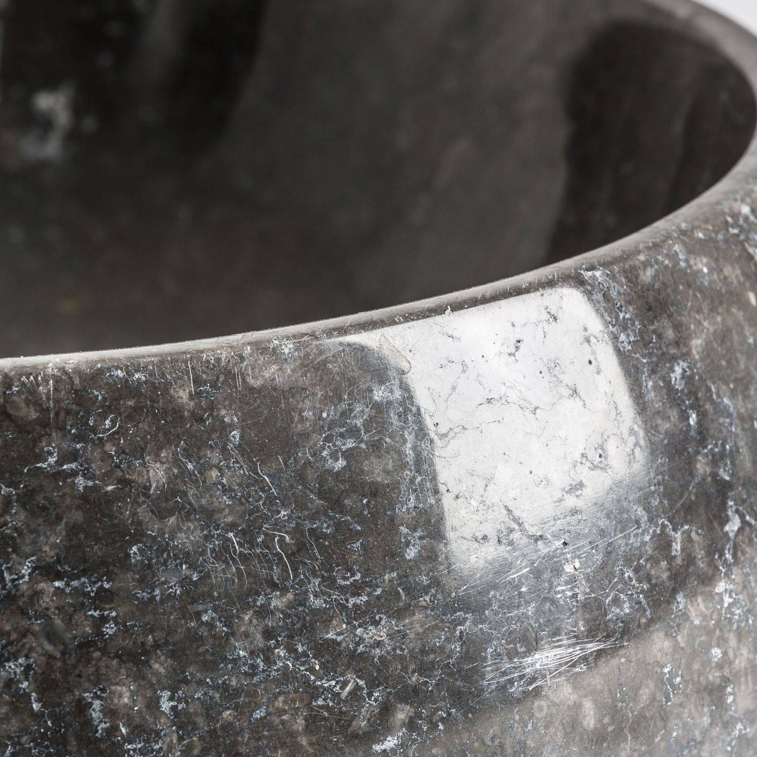 Lavabo Capricornio de estilo contemporáneo fabricado en mármol en color negro con acabado brillo.