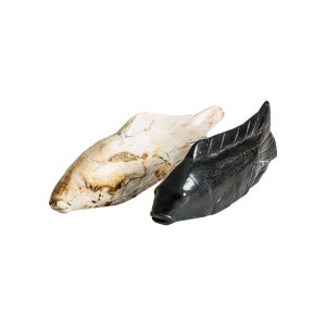 Figura decorativa Pez de estilo nórdico fabricado en madera petrificada en color tonos en marrón con acabado envejecido en color negro con acabado envejecido.