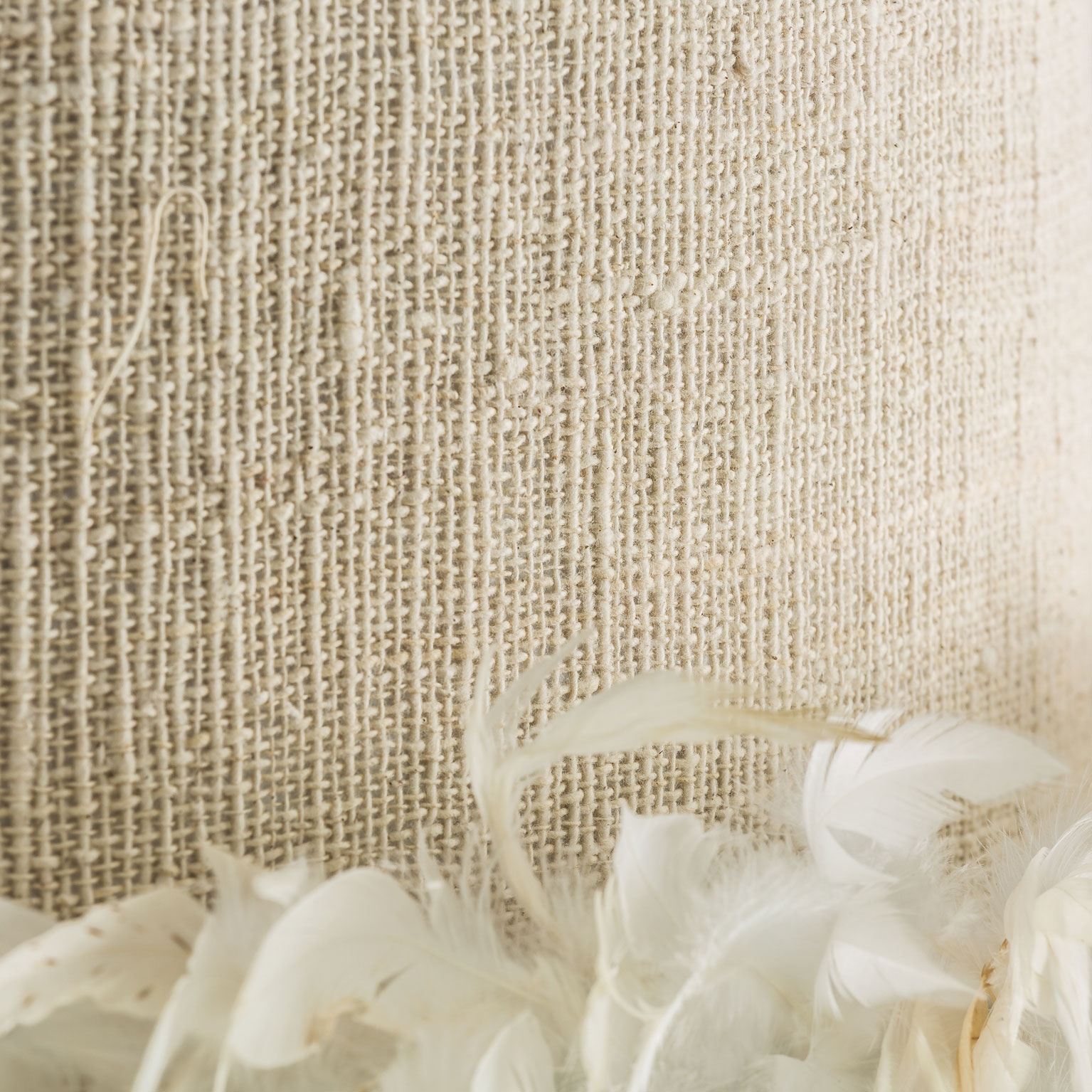 Lámpara de colgar Airole de estilo provenzal fabricado en poliéster en color crema combinado con plumas.