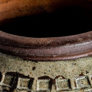 Tinaja Blegy de estilo clásico fabricado en cerámica en color tonos en verde con acabado envejecido.