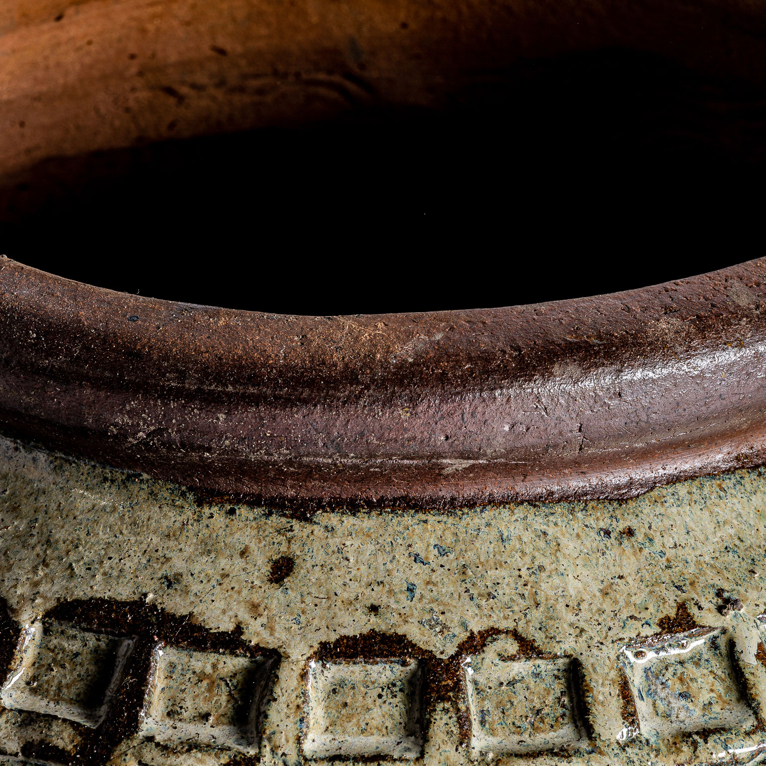 Tinaja Blegy de estilo clásico fabricado en cerámica en color tonos en verde con acabado envejecido.