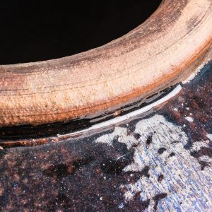 Tinaja Lappe de estilo colonial fabricado en cerámica en color chocolate con acabado envejecido.