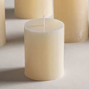 Vela Grasle de estilo clásico fabricado en cera en color crema.