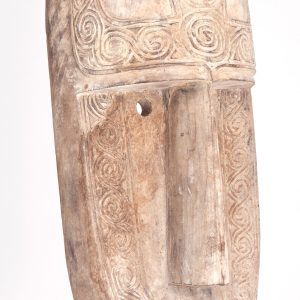 Escultura Máscara de estilo étnico fabricado en madera tropical en color marrón con acabado envejecido.