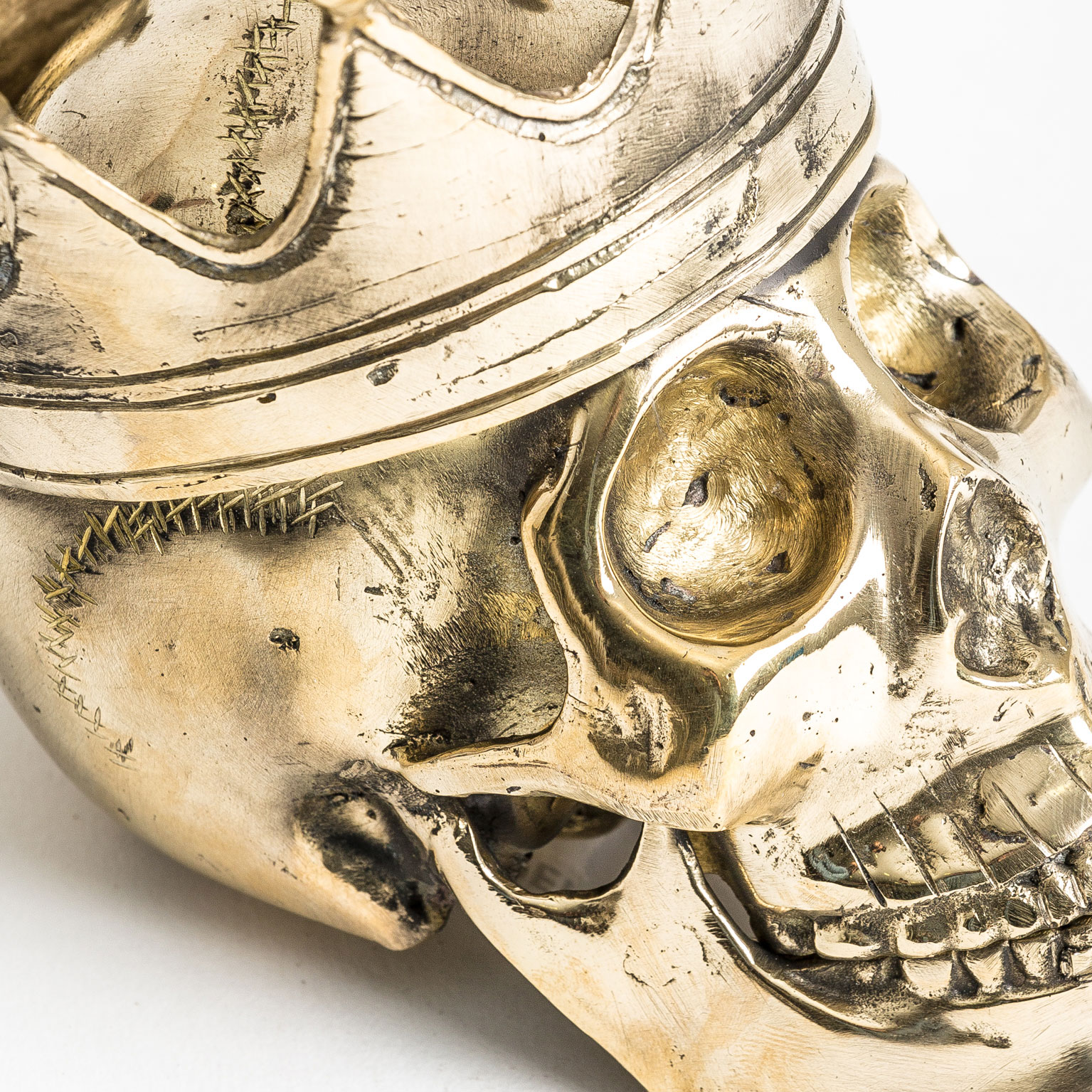 Figura decorativa Calavera de estilo art deco fabricado en bronce en color bronce.