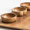 Bandeja j 4 Ikuah de estilo étnico fabricado en madera de teka en color marrón.