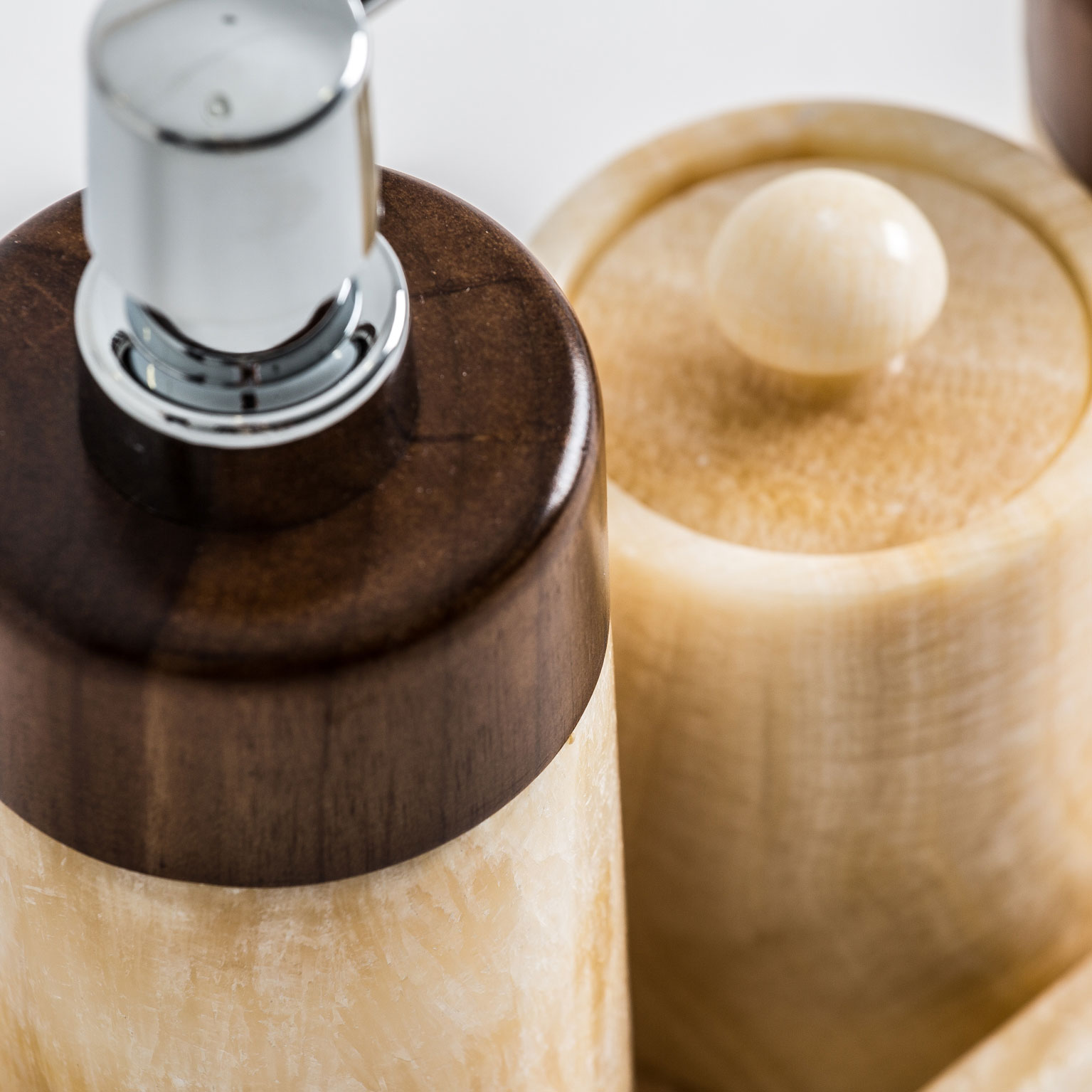 Set de aseo j 4 Neptuno de estilo contemporáneo fabricado en onix en color marfil combinado con madera de ébano.