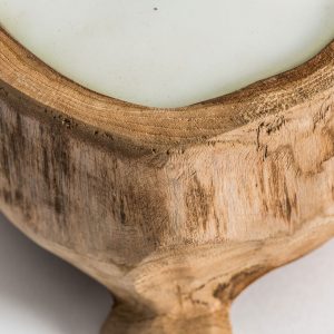 Vela Jadheka de estilo étnico fabricado en madera de teka en color marrón con acabado envejecido combinado con cera.