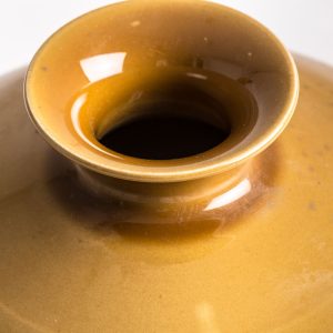 Jarrón Mostaza de estilo colonial fabricado en cerámica en color Mostaza.