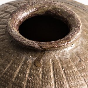 Jarrón Gawan de estilo oriental fabricado en cerámica en color chocolate con acabado envejecido.