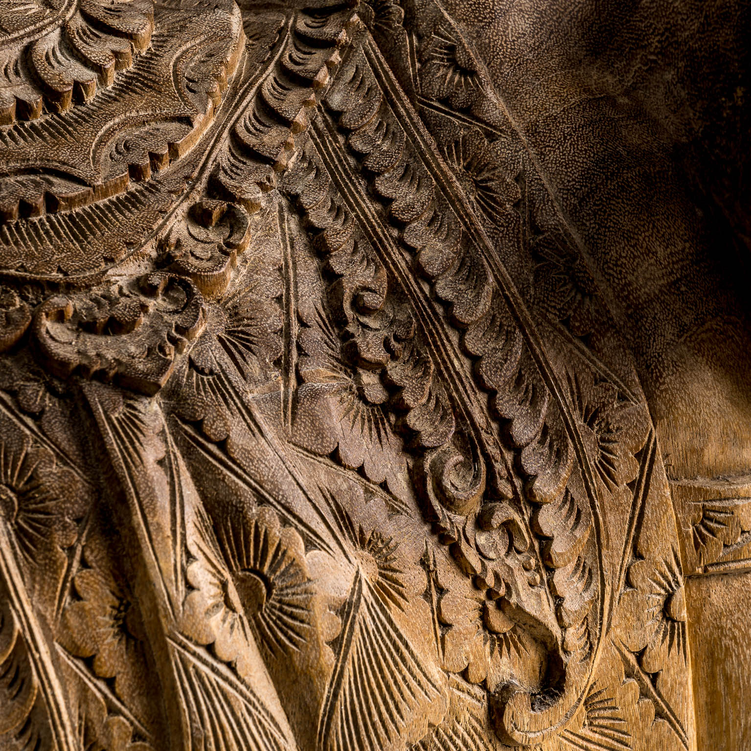 Figura decorativa Elephant de estilo étnico fabricado en madera tropical en color marrón con acabado envejecido.