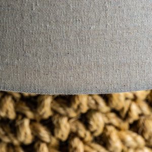 Lámpara de sobremesa de estilo contemporáneo fabricado en cuerda en color arena combinado con lino. Producto desmontable.