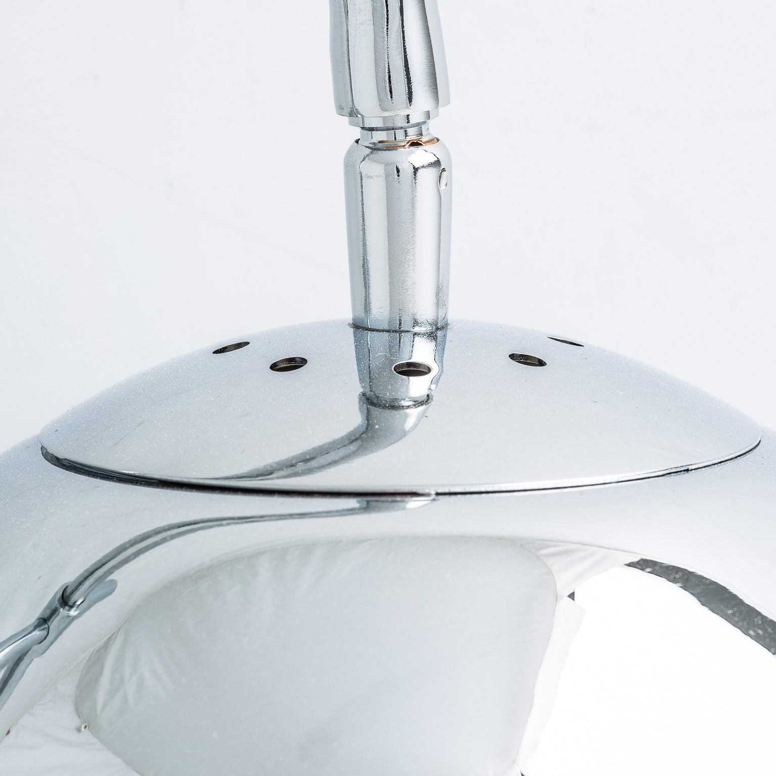 Lámpara de sobremesa de estilo art deco fabricado en hierro en color blanco combinado con mármol en color plata y vidrio. Producto desmontable.