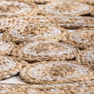 Alfombra Zulai de estilo étnico fabricado en cáñamo en color arena combinado con yute.