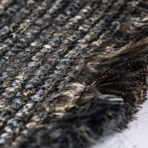 Alfombra Kisai de estilo colonial fabricado en yute en color negra con acabado teñido.